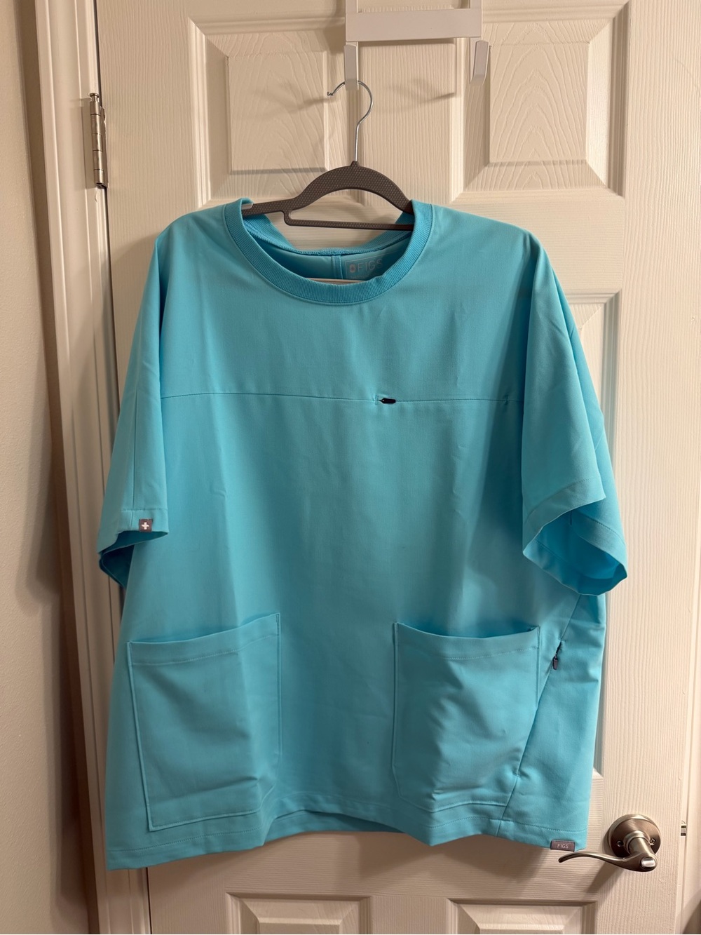 Figs Men's Aqua Short-Sleeve Scrub Top with Front Pockets